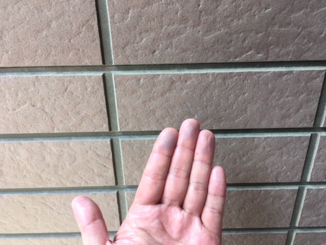 中間市・直方市で外壁塗装の時期を判断するチョーキング確認