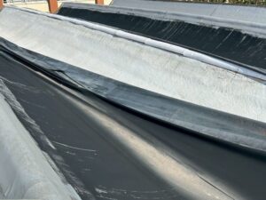 体育館屋根 防水工事前の防水シートの状態（福岡北店）