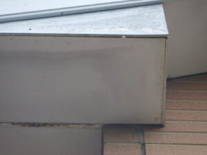 金属部のサビや汚れを点検する劣化診断の様子(中間市 外壁塗装)