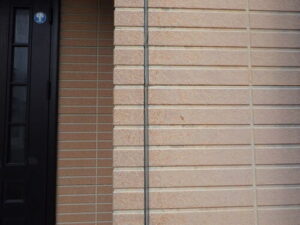 外壁目地のシーリング劣化を確認する現地診断(中間市 外壁塗装)