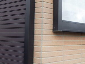 外壁の色あせや汚れをチェックする劣化診断の様子(中間市 外壁塗装・屋根塗装)