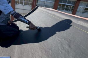 体育館屋根 防水シート 転圧作業