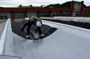 トップコート施工中 防水層保護