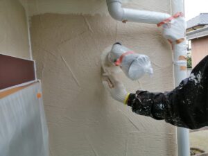 外壁中塗りの刷毛作業｜中間市N様邸・パーフェクトトップ22-85Cを細部まで丁寧に塗り分ける様子